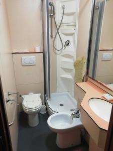 洛阿诺HOTEL GIORDANA的浴室配有卫生间、淋浴和盥洗盆。