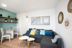 塔科龙特Mypris Home 2的客厅配有沙发和桌子