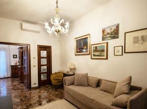 穆拉诺Ca' dei Ferro, MURANO Island, Venice的带沙发和吊灯的客厅