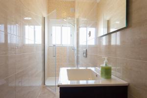 里斯本加斯帕之家旅馆的一间带水槽和玻璃淋浴的浴室
