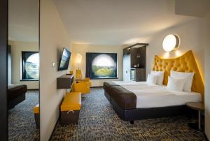 汉堡ARCOTEL Onyx Hamburg的配有一张大床和镜子的酒店客房