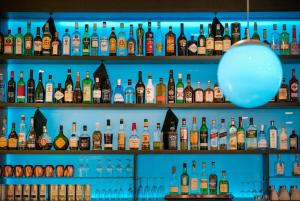 汉堡ARCOTEL Onyx Hamburg的装满瓶子和眼镜的酒吧