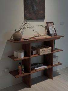 马公良辰吉日民宿的房间里的木制书架