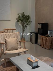马公良辰吉日民宿的客厅配有沙发和桌子。