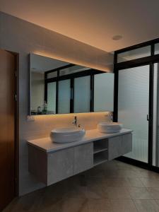 马公良辰吉日民宿的一间带两个盥洗盆和大镜子的浴室