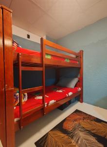 迪拜Qamar home rental Deira的配有2张双层床的宿舍间设有地毯。