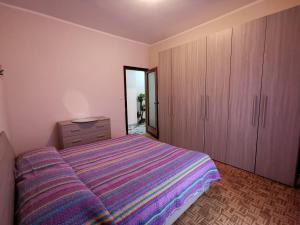 尼扎蒙费拉托Principessa的一间卧室配有一张大床和木制橱柜。