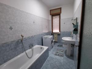 尼扎蒙费拉托Principessa的带浴缸、卫生间和盥洗盆的浴室