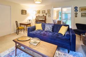 BleanHost & Stay - Mayfield的客厅配有蓝色的沙发和桌子