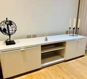 伦敦Luxury Modern Canary 1 bedroom Apartment的一张白色的桌子,上面有两根蜡烛