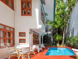 曼谷Sathorn Private Pool Villa的一座带游泳池的庭院