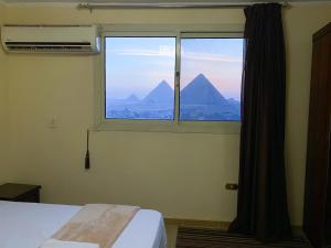 开罗Oscar pyramids view的卧室设有山景窗户