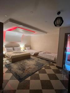 埃兹贝特pyravista的一间卧室设有两张床,铺有一个 ⁇ 板地板