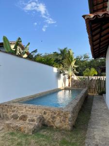 帕拉蒂Casa Arte Cabore的一座房子后院的游泳池