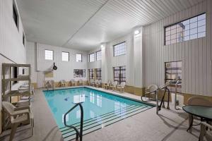 俄克拉何马城俄克拉荷马城戴斯酒店及套房 的大型客房的大型游泳池