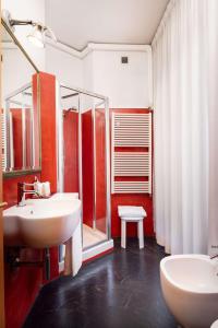米兰贝斯特韦斯特梅捷酒店的一间带两个盥洗盆和淋浴的浴室