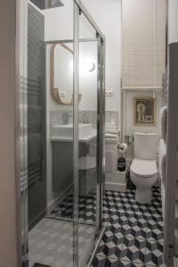 图卢兹Central St Aubin dans un écrin de verdure的带淋浴、卫生间和盥洗盆的浴室