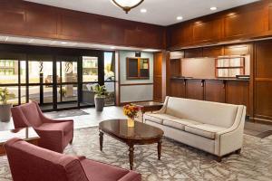 波特兰波特兰华美达酒店的客厅配有沙发和桌子