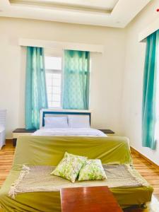苏尔Atlas Wadi Shab的一间卧室配有绿床和两个枕头
