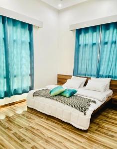 苏尔Atlas Wadi Shab的一间卧室配有一张带两个枕头的床