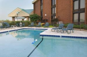阿诺德圣路易斯-阿诺德佩特里酒店的一座带椅子的游泳池以及一座建筑