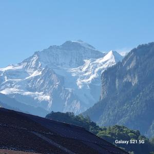 维尔德斯韦尔Mountain - Lake Apartement 1的一座房子前面的雪覆盖的山