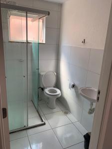 彼得罗利纳Aconchego的带淋浴、卫生间和盥洗盆的浴室