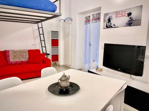 布斯托阿西齐奥Irene House Malpensa Milan Lakes的客厅配有红色沙发和电视