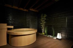 尼崎市ホテル 尼乃美楽 尼崎的一间木制浴室,内设浴缸