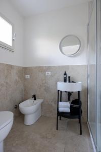 皮雅诺迪索伦托Sopramare Resort的一间带水槽、卫生间和镜子的浴室