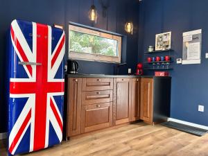 Lewin KłodzkiNatura Taszów的厨房配有墙上绘有的英国国旗