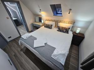 克勒姆福特Melfort Pier & Harbour Resort的卧室配有一张带白色床单和枕头的大床。