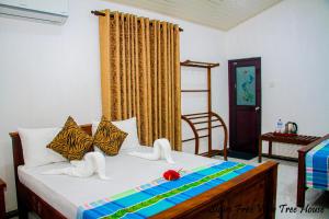 锡吉里亚Sigiri Free View Tree House & Villa的一间卧室配有带毛巾的床