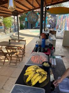 福塔莱萨Salve Maloca Hostel的桌子上放香蕉和其他食物