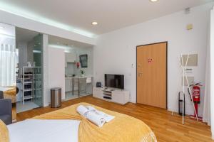 里斯本BeGuest Benfica Modern Flat的一间卧室配有一张床,床上有毛巾