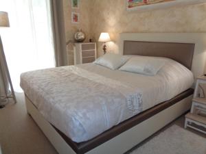 阿卡雄Appartement Arcachon, 3 pièces, 6 personnes - FR-1-374-24的卧室配有一张带白色棉被的大床