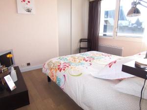 阿卡雄Appartement Arcachon, 3 pièces, 4 personnes - FR-1-374-34的一间卧室设有一张床和一个窗口