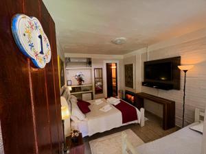 佩尼多Espaço Viverde Penedo的一间酒店客房,配有一张床和一台电视