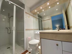 阿卡雄Appartement Arcachon, 3 pièces, 4 personnes - FR-1-374-71的浴室配有卫生间、淋浴和盥洗盆。
