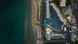 阿德里安诺斯坎波斯Amira Luxury Resort & Spa - Adults Only的海洋旁度假胜地的空中景致