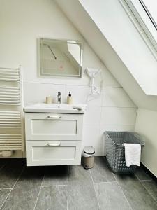 汉堡Lagom - Apartments an der Barclays Arena的一间带水槽和镜子的浴室