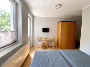 哥达Stadtgarten Gotha的一间卧室配有桌椅和窗户。