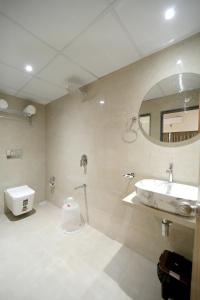 孟买HOTEL ALFA EXECUTIVE的一间带水槽、卫生间和镜子的浴室