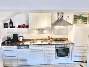 奇勒谷地哈特VIEW4TWO / Chalet-Apartment Zillertal的厨房配有白色橱柜和水槽