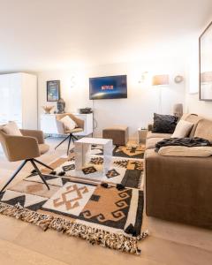 那慕尔La gazza ladra的带沙发和地毯的客厅