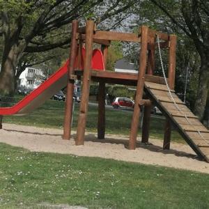 亚琛Relax Aachener Boardinghouse Budget的公园里一个带红色滑梯的游乐场
