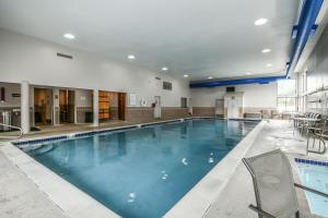 基斯通Decatur 1806的在酒店房间的一个大型游泳池