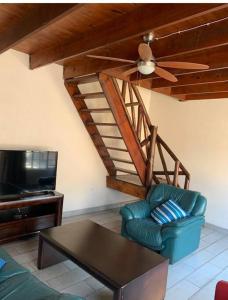 玛洛斯帕克Kruger Nest的带沙发和吊扇的客厅
