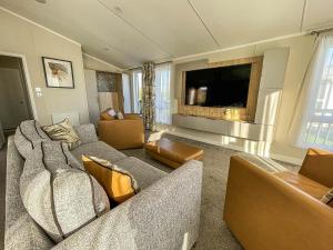 亨斯坦顿Stunning Lodge With Decking Nearby Hunstanton Beach, Sleeps 6 Ref 23215k的带沙发和电视的客厅