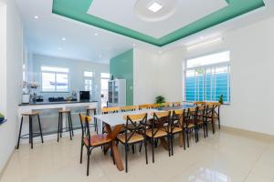 头顿Villa Vũng Tàu - An Thảo Home's的一间带桌椅的用餐室